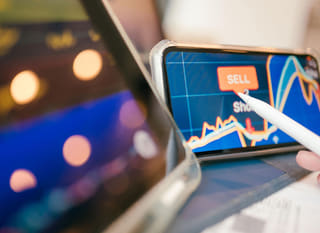 ผู้เทรดหลายตลาดที่กำลังวิเคราะห์ Bitcoin Ethereum และออปชันฟอเร็กซ์